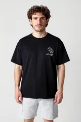 Remera negra de manga corta con estampado de dados y texto en el pecho.