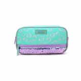 Cartuchera de tela color verde agua con estampado de manchas estilo leopardo en color gris claro. Posee un bolsillo frontal con lentejuelas reversibles color lila. Incluye un tirador de cierre con la palabra "TRENDY".