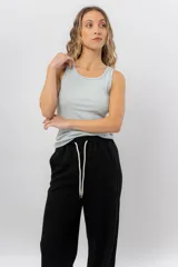 Pantalón jogger wide fit color amarillo pastel, confeccionado en algodón suave, con cintura elástica con cordón ajustable y bolsillos laterales funcionales.