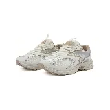 Zapatillas urbanas Paddock Equal, color blanco con detalles en beige y plateado, de malla y cuero sintético.