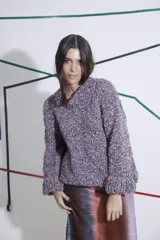 Sweater tejido a mano en lana multicolor, de calce holgado, con cuello a la base y puños.