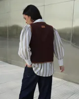 Chaleco marrón con lazos frontales y corte a la cintura.