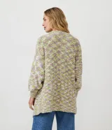 Saco alargado de punto con abertura frontal, tejido con hilo metálico y diseño multicolor en tonos verde y lila.