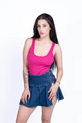 Body color naranja de tejido de punto acanalado, con breteles anchos y escote cuadrado.