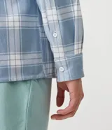 Camisa de franela celeste con estampado de cuadros blancos, corte regular, cuello camisero, mangas largas, abotonada frontal, bolsillo en el pecho y logo de la marca en etiqueta sobre el bolsillo.