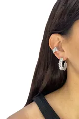 Par de argollas plateadas con forma de media luna, decoradas con pequeñas piedras brillantes.