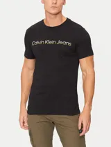 Remera negra de algodón con cuello redondo y mangas cortas. Estampado frontal con el logo "Calvin Klein Jeans" en color dorado.