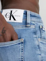 Pantalón de jean celeste, corte skinny, tiro medio, con bragueta con cremallera y diseño de cinco bolsillos.