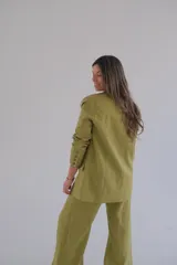Conjunto de blazer, chaleco y pantalón color verde pistacho. El blazer es de corte clásico con solapas y cierre de dos botones. El chaleco es entallado con cierre de botones. El pantalón es de corte palazzo.