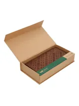 Billetera de cuero color marrón con diseño trenzado en la solapa y cierre con broche imantado. Cuenta con ocho compartimentos para tarjetas, bolsillo interno con broche para monedas, compartimento para billetes y bolsillo trasero con cierre.
