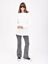 Buzo negro de tejido waffle, con cuello redondo y calce holgado.