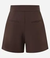 Short de sastre color marrón, de cintura alta, con bolsillos laterales decorados con tachuelas metalizadas y recortes delanteros.
