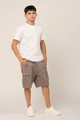 Bermuda cargo color gris con bolsillos laterales y corte a la rodilla.