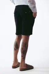 Bermuda de gabardina color marrón con bolsillos laterales y traseros.