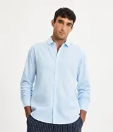 Camisa de manga larga para hombre marca Marfinno, confeccionada en tejido plano de lino y algodón. Posee cuello camisero, abotonadura frontal y diseño liso en color celeste.