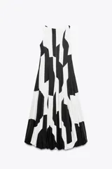 Vestido midi sin mangas de Zara Woman Collection, confeccionado en hilatura de algodón con estampado abstracto en blanco y negro. Tiene cuello barco, bajo con acabado en globo y cierre con cremallera oculta en la costura.