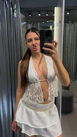 Top blanco de encaje con escote halter y espalda descubierta.