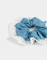 Maxi scrunchie de pelo con combinación de denim celeste y broderie blanca.