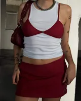 Minifalda roja texturada de tiro bajo y calce ajustado.