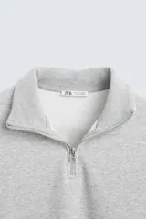 Sudadera azul marino de cuello alto con cierre frontal de cremallera, corte relaxed fit, manga larga y terminaciones en rib.