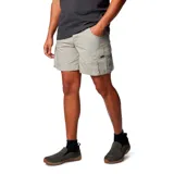 Short color beige con bolsillos laterales tipo cargo con cierre de velcro, bolsillos traseros con cierre de velcro y bolsillo de seguridad con cremallera.
