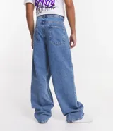 Pantalón baggy de jean azul oscuro, con bolsillos delanteros tipo cuchillo y bolsillos traseros.