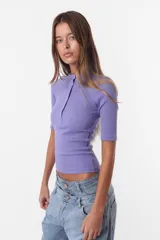 Top camiseta de morley color lila, con mangas cortas y calce slim. Cuello redondo cerrado con cartera de botones snap metálicos en delantero.