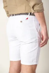 Bermuda color beige claro de lino y algodón, corte clásico, con bolsillos laterales y traseros.