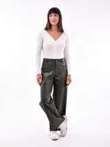 Pantalón verde oscuro de cuero sintético, corte recto y bolsillos delanteros.