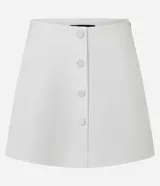 Short pollera de sastrería color blanco, con cintura alta y diseño de traspase frontal abotonado con botones forrados.