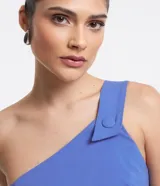 Blusa cropped de bengalina color azul, con escote de un solo hombro, bretel ancho, botón forrado y cierre por cremallera en la espalda.