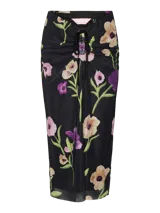 Falda midi negra de tul con estampado floral en tonos rosa, violeta y naranja. Tiene cintura alta con cordón ajustable y abertura lateral.