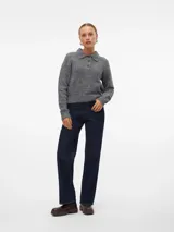 Sweater gris de punto con cuello polo y cierre parcial con botones.