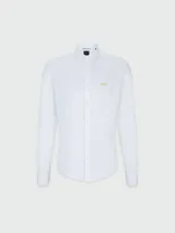 Camisa negra de manga larga, corte regular fit, cuello abotonado y logo bordado en el pecho.
