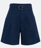Short azul marino de sarga, corte recto, con cinturón con hebilla metálica, bolsillos laterales y pinzas delanteras.