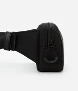 Riñonera negra con cierre de cremallera, correa ajustable y logo de la marca en relieve. Fabricada con poliéster reciclado.