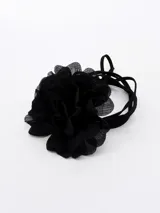 Collar negro decorado con una flor grande de tela, ideal para complementar tu estilo.