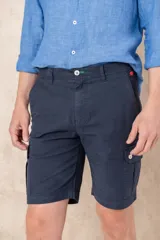 Bermuda cargo azul marino con bolsillos laterales y traseros.