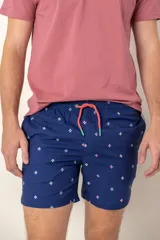Short de baño azul marino con estampado de cruces pequeñas de colores y cordón ajustable naranja.