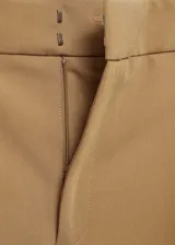 Pantalón de vestir color camel, de tiro medio, corte recto y largo.
