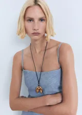 Vestido midi de tirantes finos, color celeste denim, con detalle drapeado en la cintura y cierre lateral con cremallera.