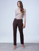 Pantalón de gabardina elastizada color marrón claro, marca Zac & Rachel, corte slim, con pretina con pasadores, botón y cierre. Delantera con tres bolsillos y trasera con bolsillos ojal.