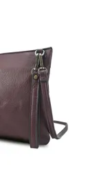 Bolso de mano color borgoña con paneles diagonales en color crema.