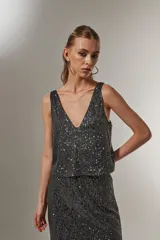 Blusa gris con lentejuelas, de poliéster, corte holgado y escote en V.