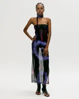 Vestido midi de tul transparente con estampado floral en tonos violeta, negro y rosa. Diseño sin mangas, corte ajustado y cuello choker.