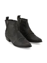 Botín corto de cuero color marrón oscuro (chocolate) con estilo western. Presenta punta afilada, taco bajo y cierre lateral con cremallera. Tiene detalles de costura decorativa en el empeine y el cuello.