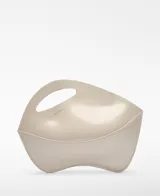 Bolso de mano color crema, con forma irregular y asa troquelada.