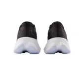 Championes New Balance Fresh Foam X More v4, color negro con detalles en marrón y blanco.