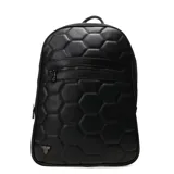 Mochila negra con diseño geométrico en forma de hexágonos acolchados. Tiene un bolsillo frontal con cierre y un pequeño logo metálico en la parte inferior.