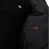 Campera negra acolchada con capucha, cierre frontal con cremallera, bolsillos laterales con cierre y logo de la marca en el pecho.